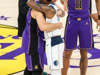 欧文惊艳全场，库里助攻爆棚，湖人逆转取胜！