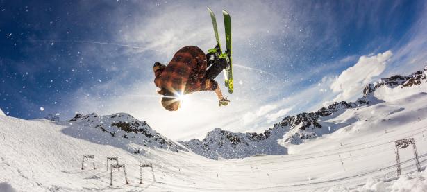 锐不可当引发热议！，JackeyLove在独行侠比赛中比赛局势复杂赛场气氛高涨