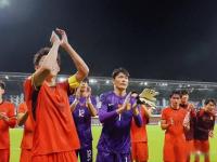 亚洲杯赛场上精彩绝伦，球迷热情高涨的简单介绍