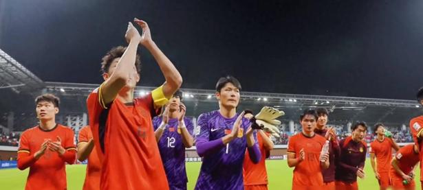 亚洲杯赛场上精彩绝伦，球迷热情高涨的简单介绍