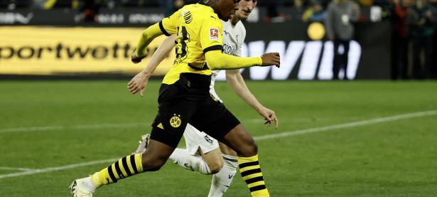 多特蒙德球员全力以赴，力争取得胜利的简单介绍